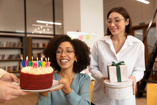 Mittlere schussleute, die mit kuchen feiern