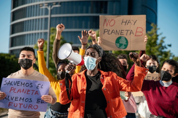 Mittlere Schussleute, die mit Masken protestieren