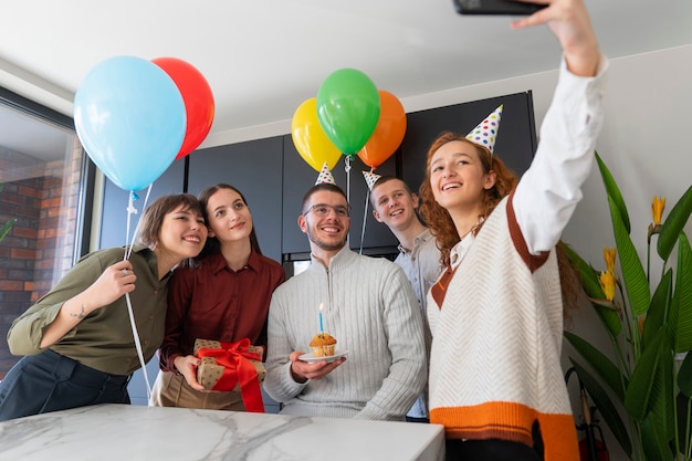 Mittlere schussleute, die selfie nehmen