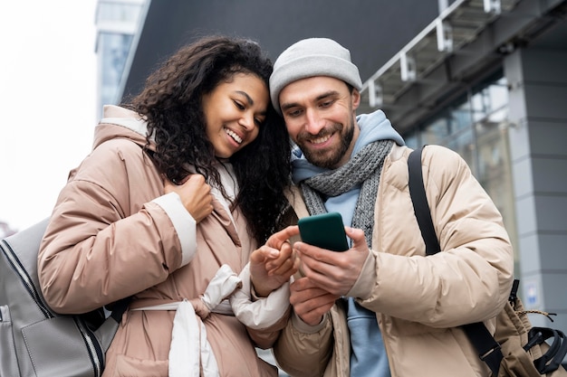 Mittlere Schussleute, die Telefon betrachten