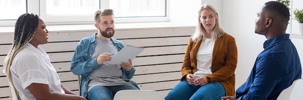 Mittlere Schussleute sitzen