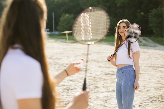 Mittlere Schussmädchen, die Badminton spielen