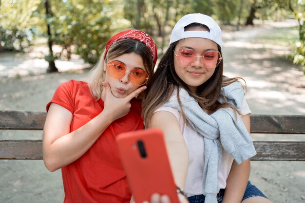 Mittlere Schussmädchen, die Selfie nehmen