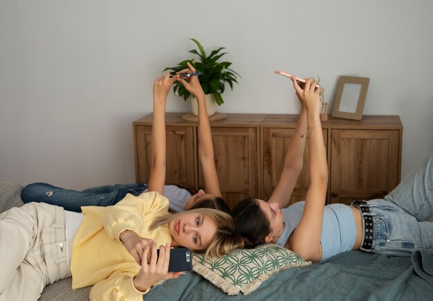 Mittlere Schussmädchen, die Selfies nehmen