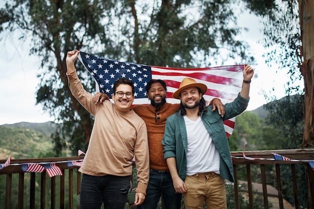 Mittlere schussmänner, die amerikanische flagge halten