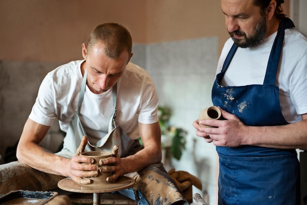 Mittlere Schussmänner, die mit Lehm arbeiten