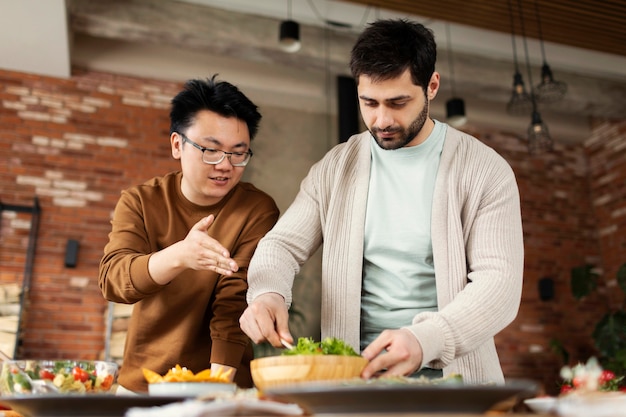 Mittlere Schussmänner, die zusammen kochen