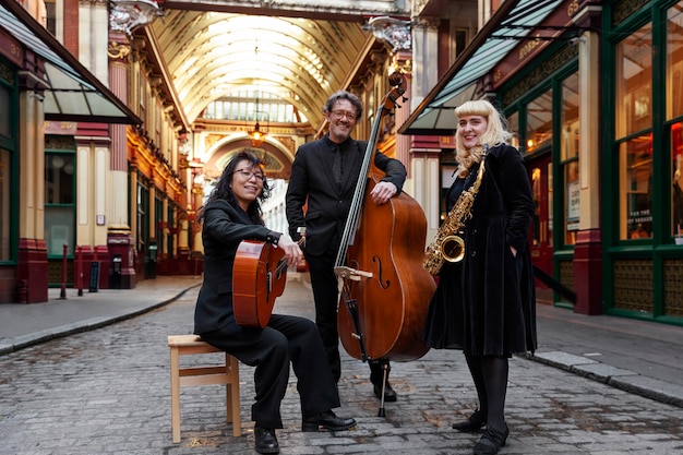 Mittlere Schussmusiker mit Instrumenten