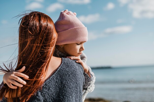 Mittlere Schussmutter, die Tochter hält