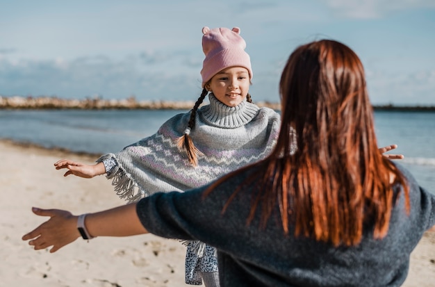 Mittlere Schussmutter und Tochter am Strand