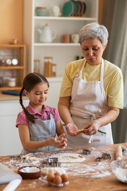 Mittlere Schussoma und -mädchen, die zusammen kochen