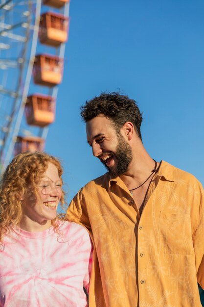 Kostenloses Foto mittlere schusspaare, die zusammen lachen