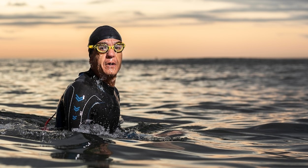 Kostenloses Foto mittlere schussschwimmer tragen ausrüstung