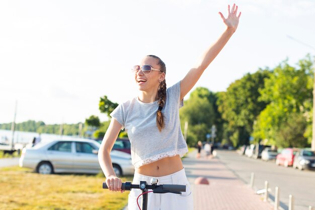 Mittlere Schusssmileyfrau auf Roller