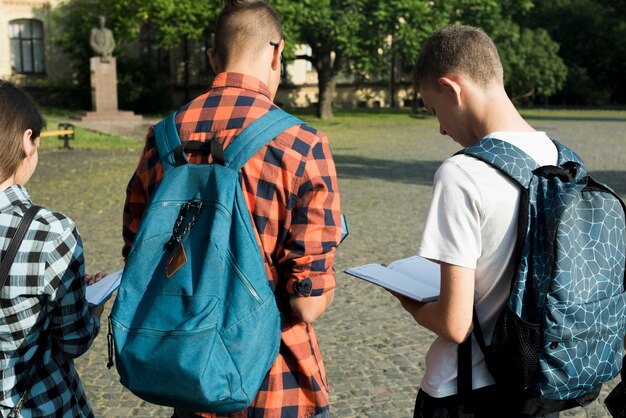 Mittlere zurückgeschossene Ansicht des Hochschulstudentenlesens