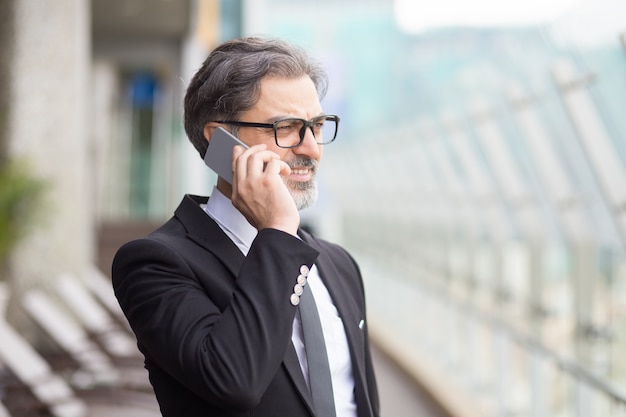 Mittleren Alters Geschäftsmann Aufruf Smartphone