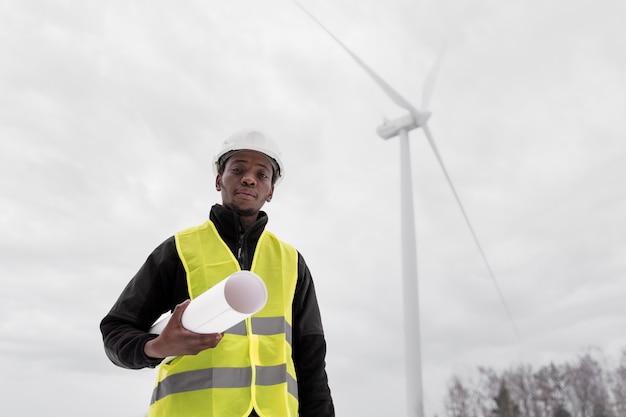 Mittlerer Aufnahmeingenieur, der Plan hält