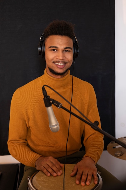 Kostenloses Foto mittlerer aufnahmemusiker, der im studio arbeitet