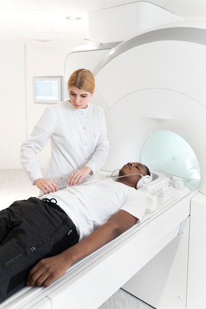 Mittlerer Aufnahmepatient mit Kopfhörern für ct-Scan