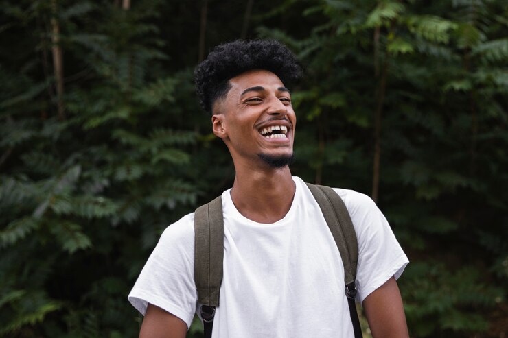 Kostenlose Foto mittlerer scheiß-smiley-mann, der rucksack trägt
