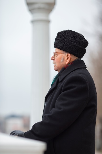 Kostenloses Foto mittlerer schuss älterer mann, der einen spaziergang macht