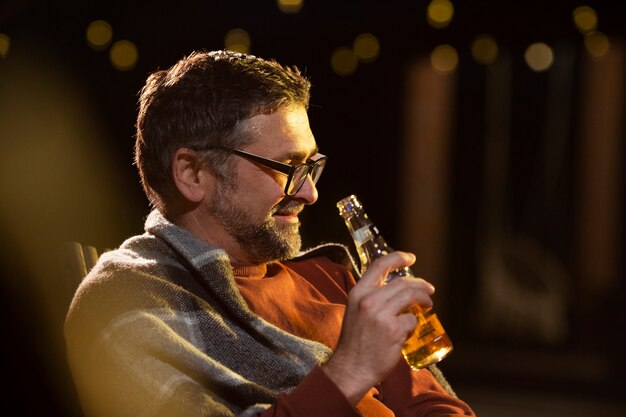 Mittlerer Schuss älterer Mann mit Flasche