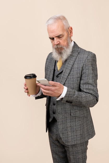 Mittlerer Schuss älterer Mann mit Kaffeetasse