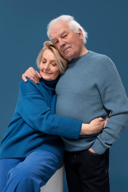 Mittlerer Schuss älteres Paar posiert