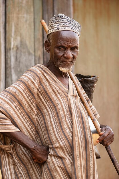 Mittlerer schuss afrikanischer mann mit hut