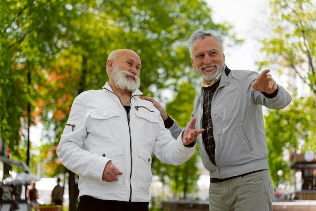 Mittlerer Schuss alte Männer im Freien