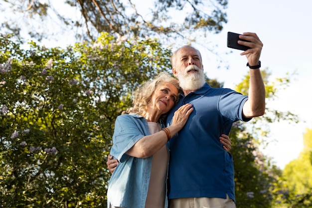 Mittlerer Schuss altes Ehepaar, das Selfie macht
