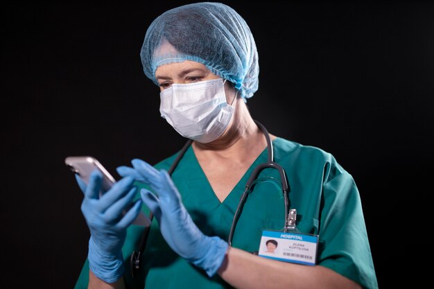 Mittlerer Schuss Arzt mit Telefon