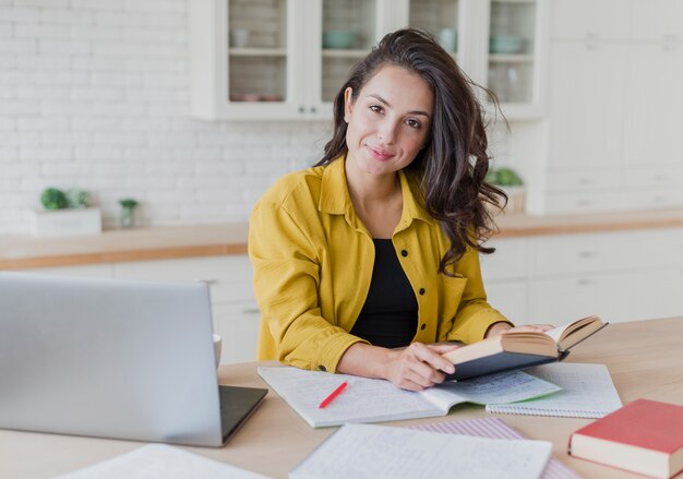 Mittlerer Schuss Brunettefrauenstudieren