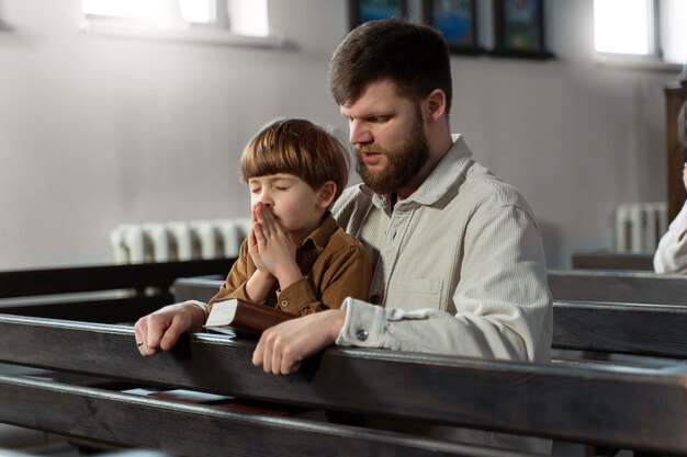 Mittlerer Schuss christlicher Vater und Kind in der Kirche