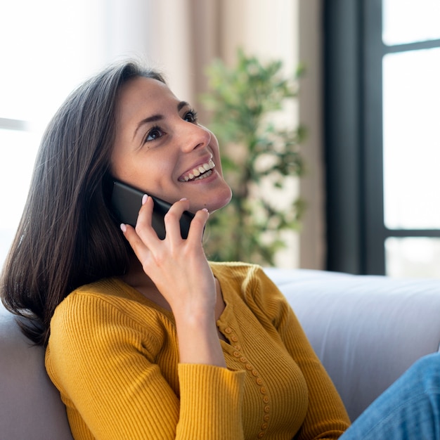 Mittlerer Schuss der Frau sprechend am Telefon