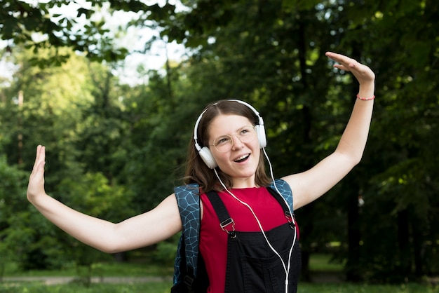 Mittlerer Schuss des Highschool Mädchentanzens beim Hören Musik