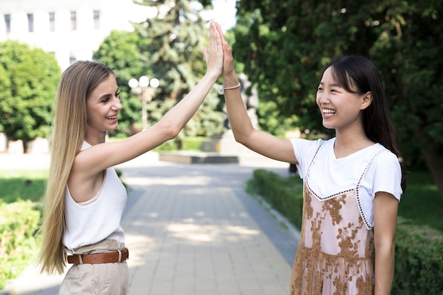 Mittlerer Schuss des hohen Fiving der verschiedenen Freunde