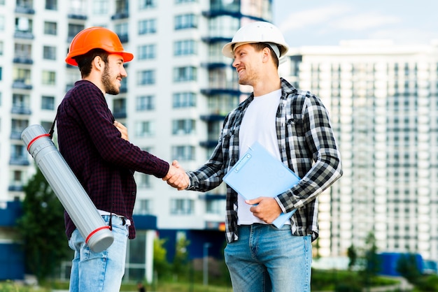 Mittlerer Schuss des Ingenieurs und des Architekten, die Hände rütteln