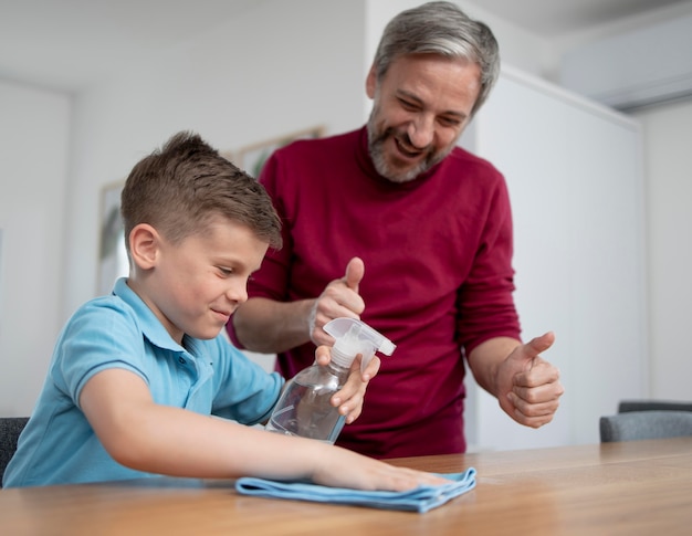 Mittlerer Schuss des Kinderreinigungstisches