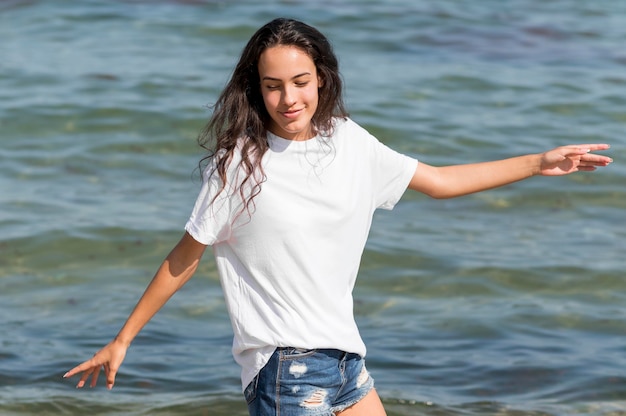 Mittlerer Schuss des Mädchens am Strand