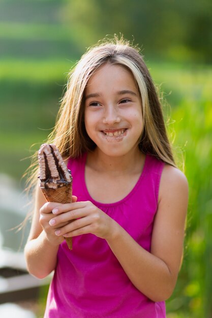 Mittlerer Schuss des Mädchens Eiscreme essend