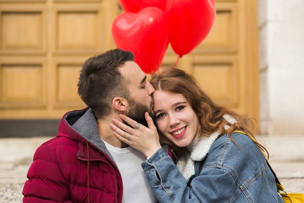 Kostenloses Foto mittlerer schuss des mannes freundin küssend