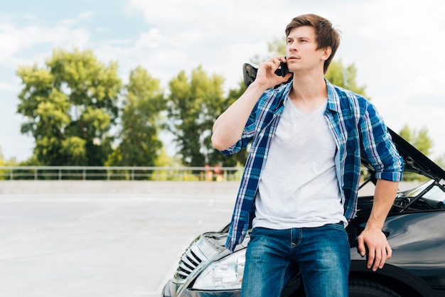 Mittlerer Schuss des Mannes sprechend am Telefon