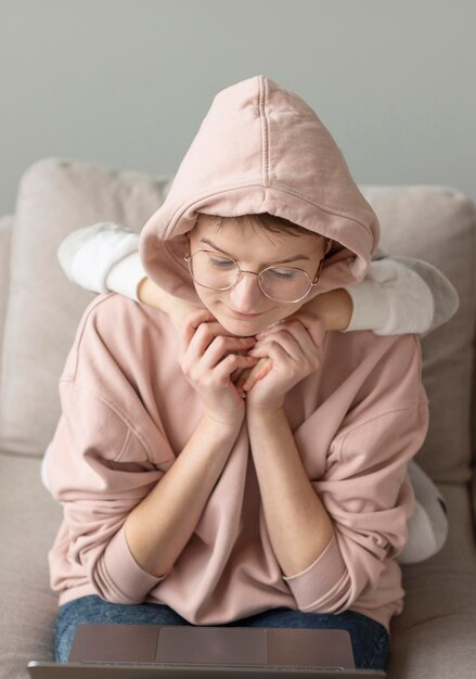 Mittlerer Schuss Elternteil mit Kind zu Hause