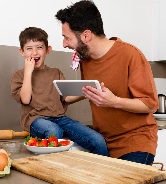 Mittlerer Schuss Elternteil und Junge mit Tablette