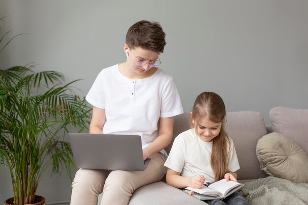 Mittlerer Schuss Elternteil zu Hause arbeiten