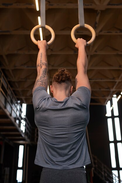 Mittlerer Schuss fit Mann im Fitnessstudio