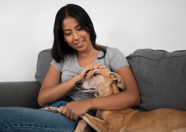 Mittlerer Schuss Frau Streichelhund