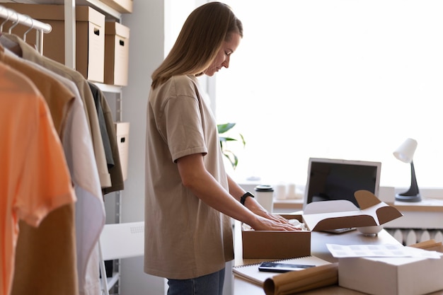 Mittlerer Schuss Frau Verpackungsgegenstand