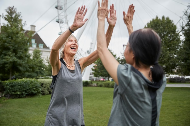 Mittlerer Schuss Frauen High Five